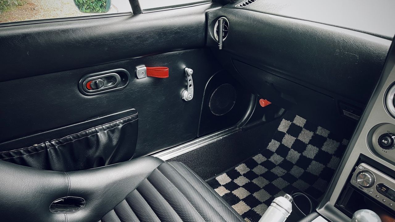 Colour coding the door pulls with the lock indicator and JDM flare.