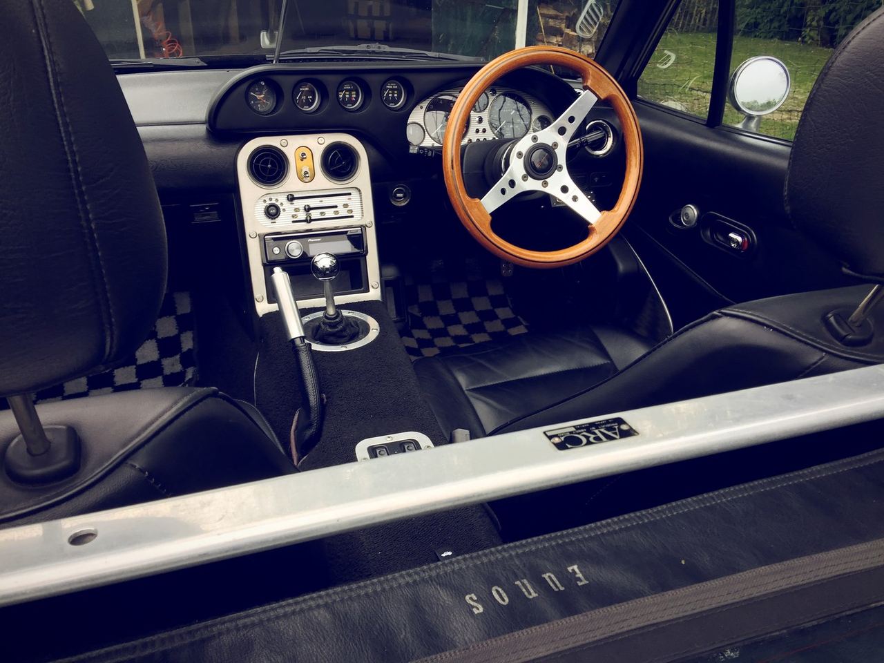 The interior of the old Frog-eye. Right before it was broken for parts 😢. I'd very much like much of this stu