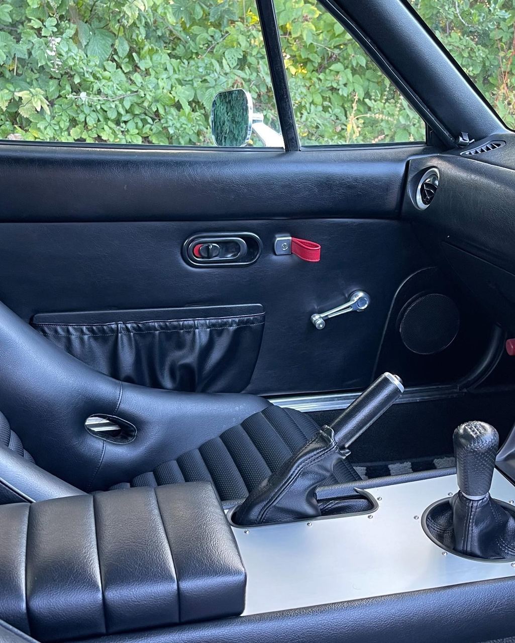 Another interior addition. The alu window winder cranks (?) from Carbon Miata, with swapped-out handle/knob re