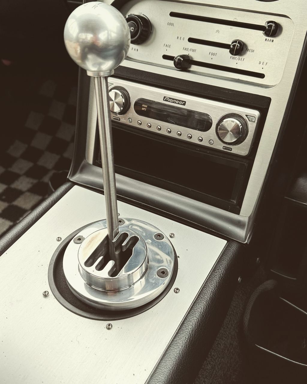 Fitted a lovely machined gear knob from Hill Engineering (@hill.engineering.ferrari) and put a few miles in th